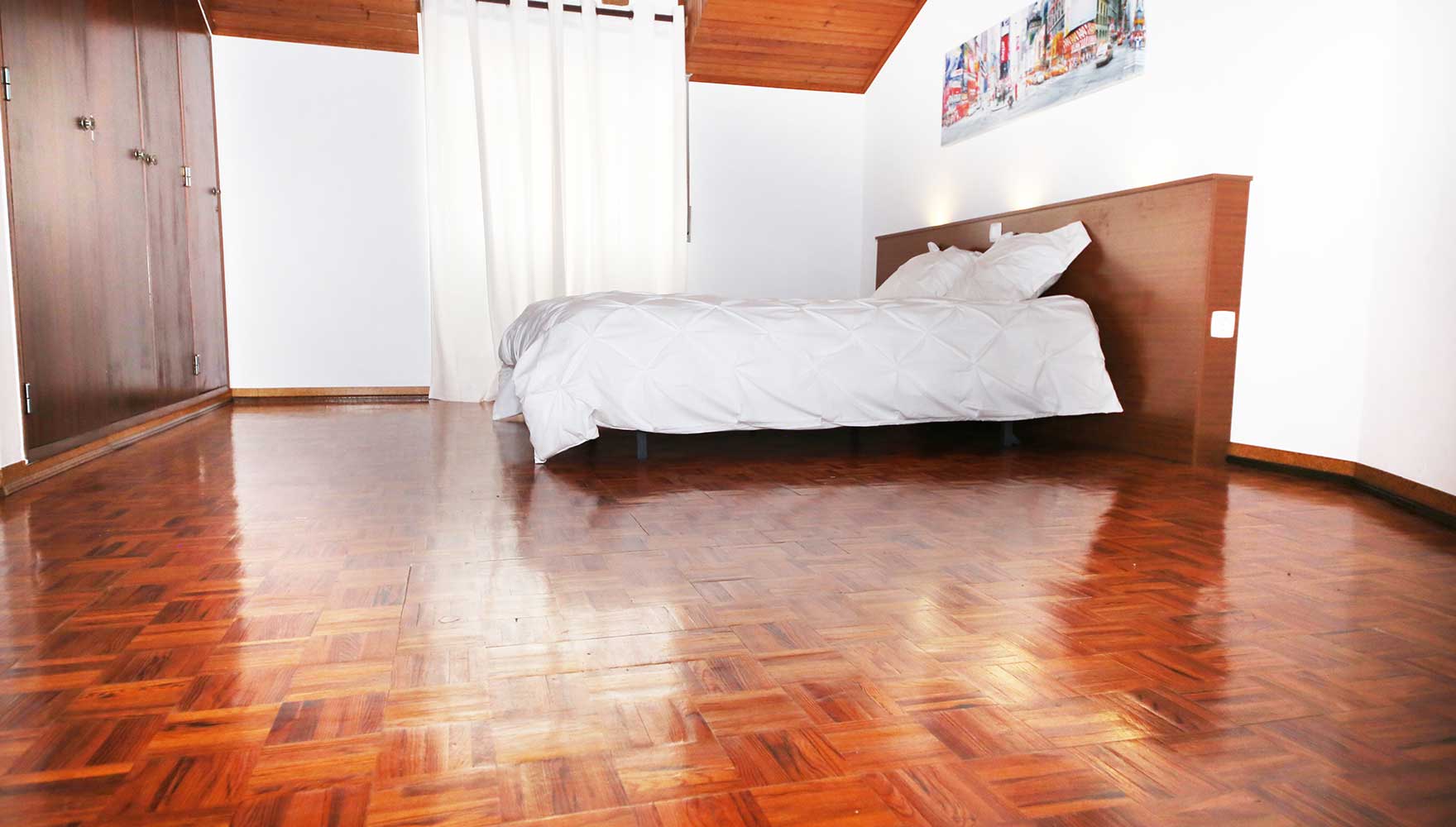 Schlafzimmer mit Doppelbett