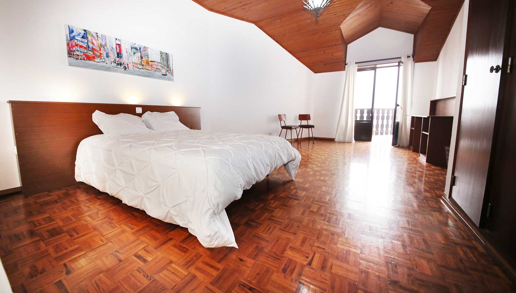 Schlafzimmer mit Doppelbett