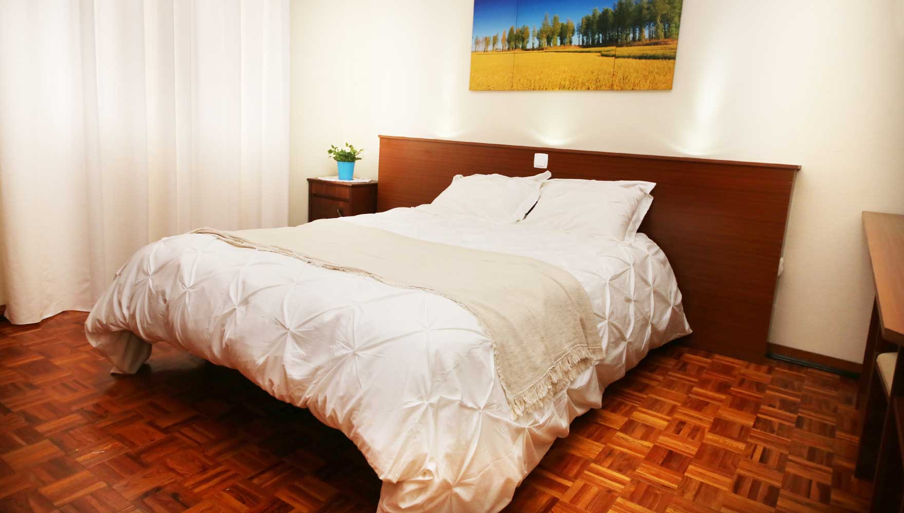 Schlafzimmer mit Doppelbett