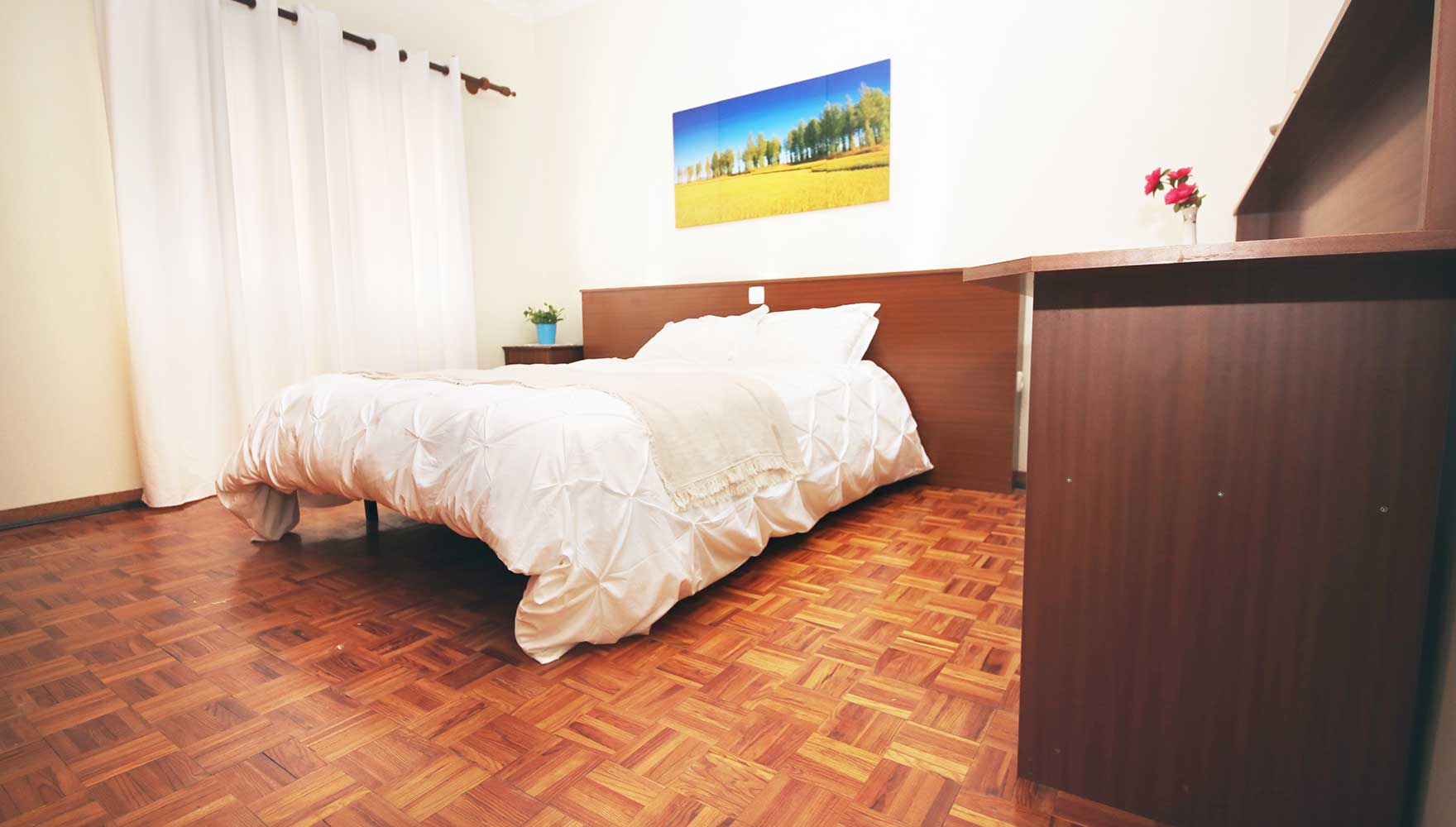 Schlafzimmer mit Doppelbett