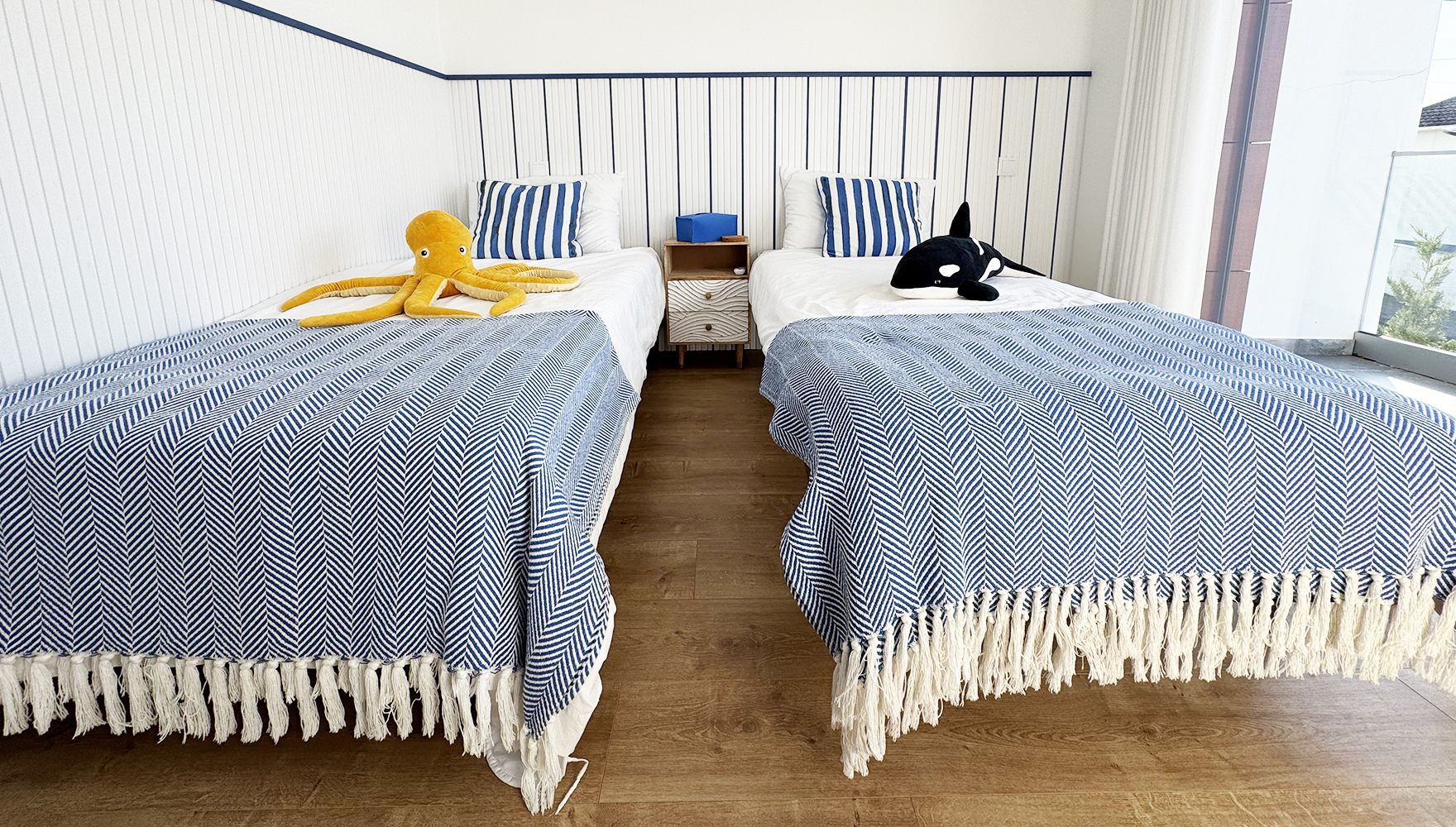 bedroom with single beds