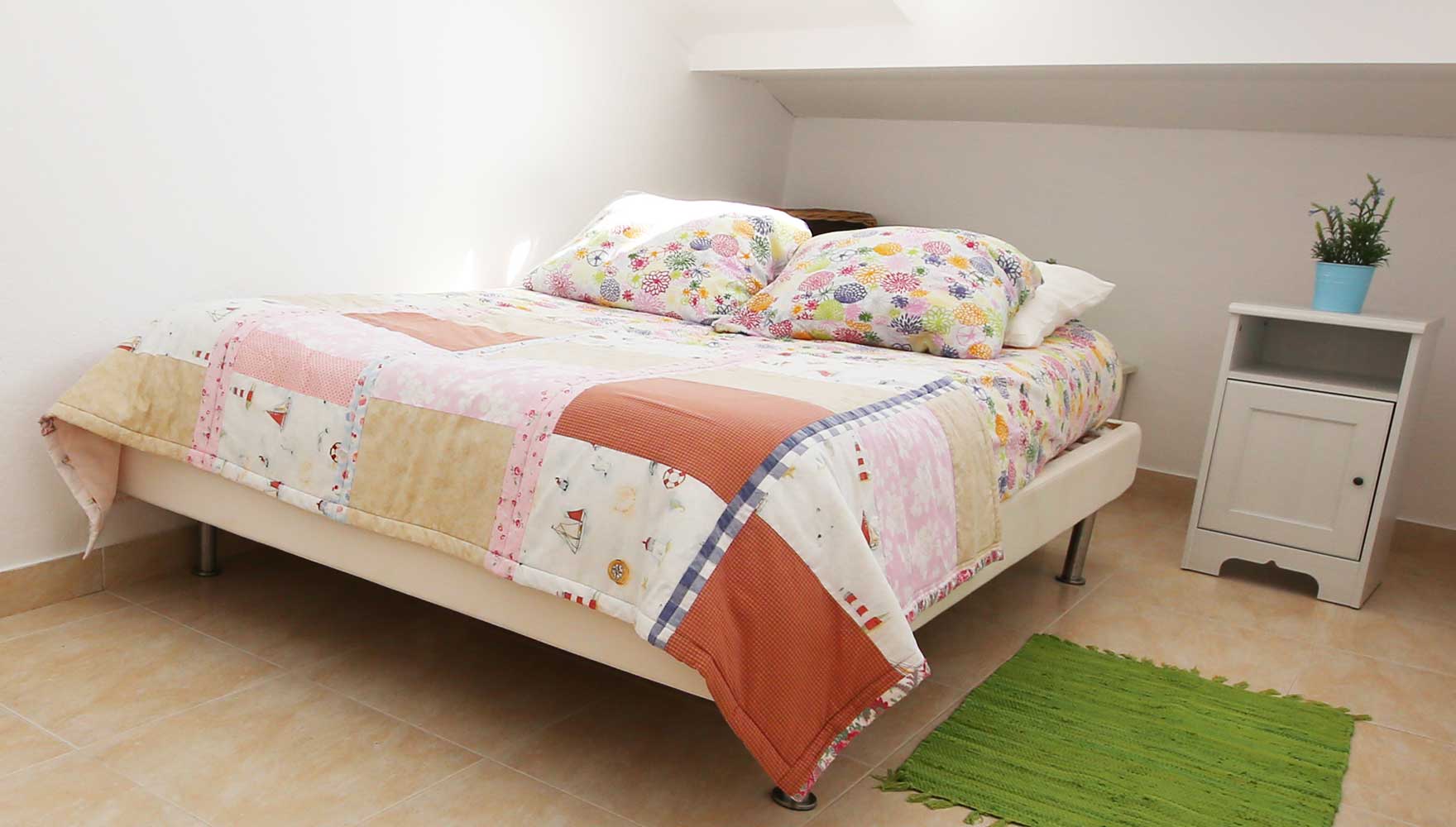 Schlafzimmer mit Doppelbett