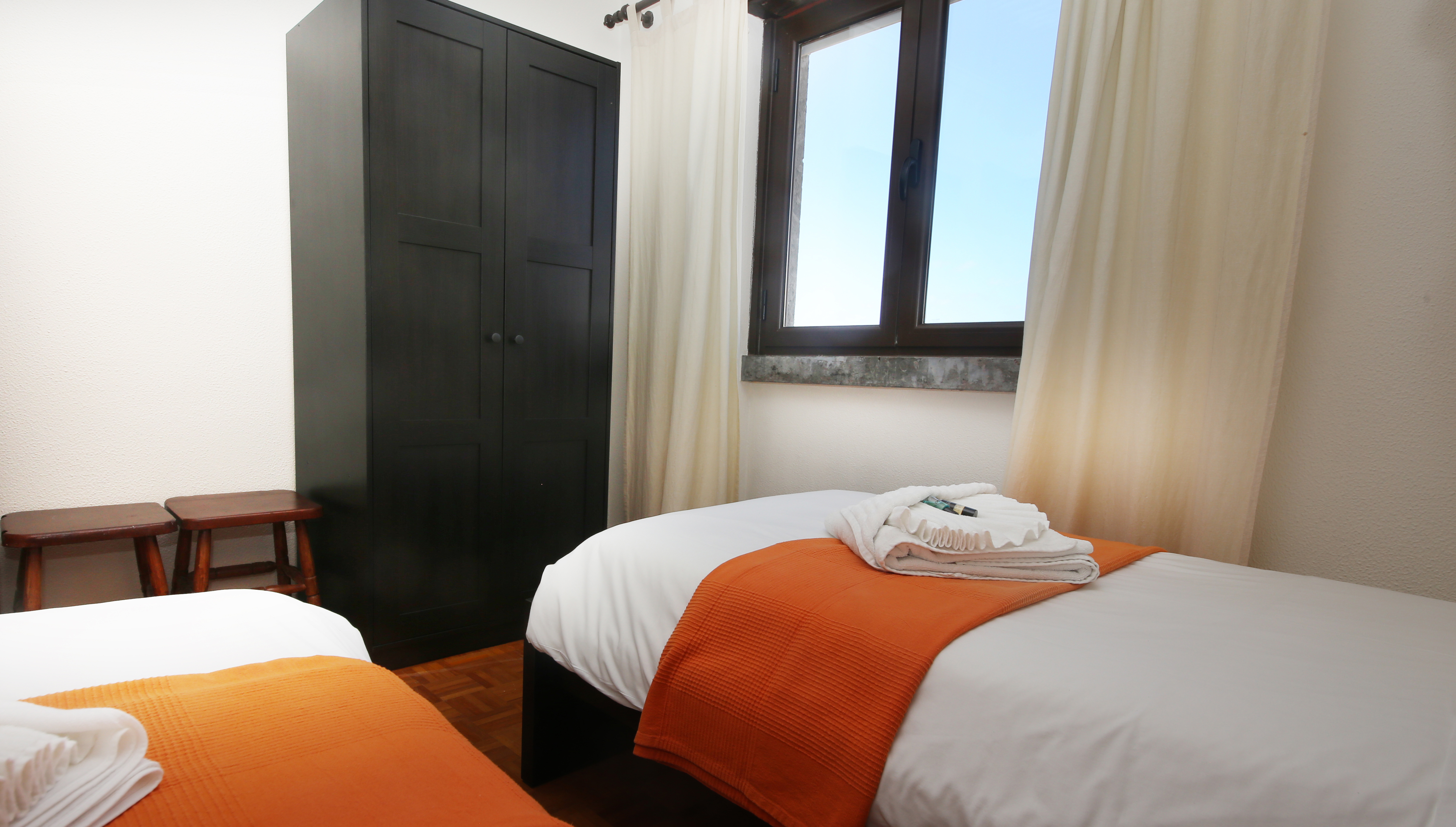 bedroom with 2 single beds