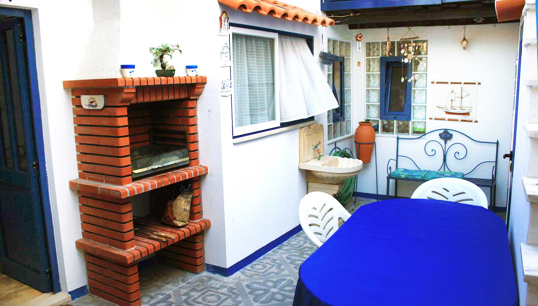 Innenhof mit Grillanlage